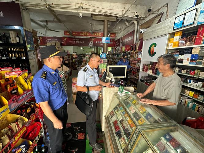 洞橋鎮綜合行政執法隊開展聯合執法 護航小食雜店安全