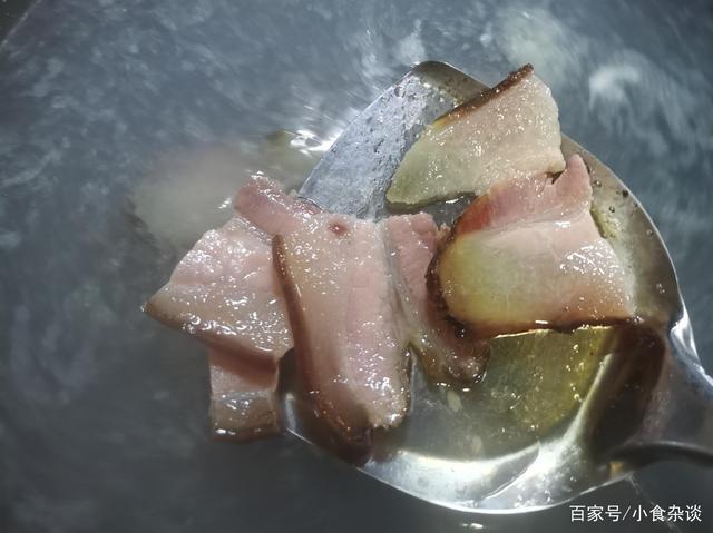 第六步,加入食用鹽和切碎的干辣椒調味,繼續